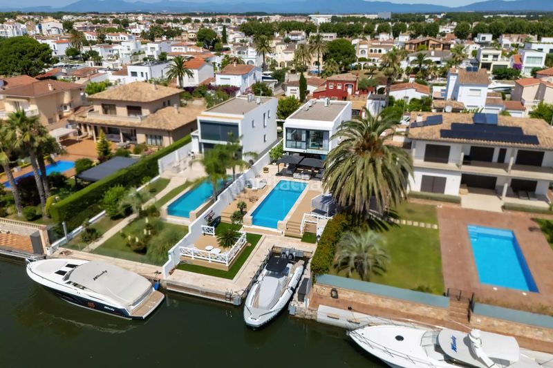 Foto db85ae10-9861-4a46-93f1-a04aa0541739. Casa amb calefacció aparcament piscina a Moxó - Sant Mori Empuriabrava