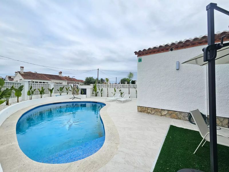 Foto c5a56ee5-7806-4d77-ab9b-07bc8c5dbd15. Casa amb calefacció aparcament piscina a Alberes Empuriabrava