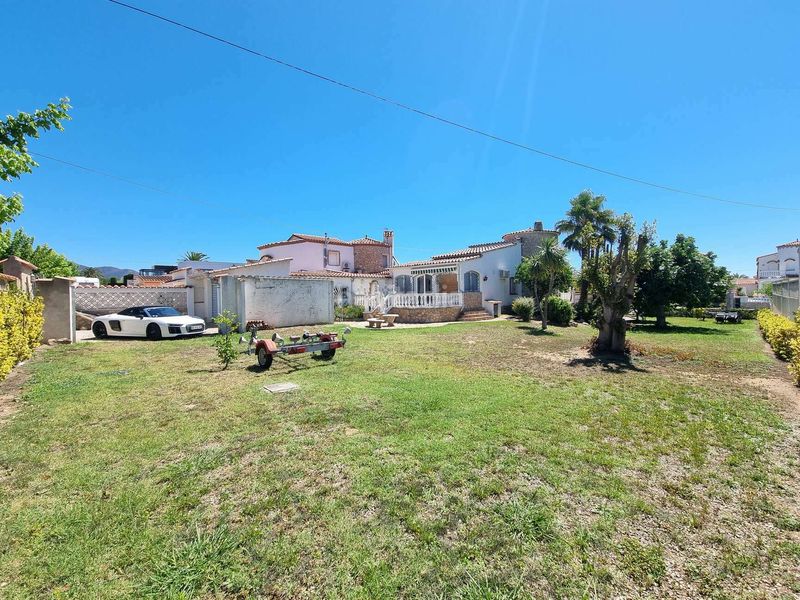 Foto 7ee39a76-4081-463c-bf60-8fc5a1027ba6. Casa amb aparcament piscina a Segre - Ebre - Ter Empuriabrava