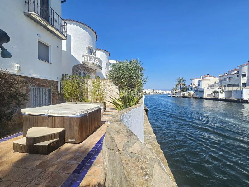 Foto a4b38cd4-ddff-4bd4-bfd2-b53760c052b6. Casa amb calefacció aparcament a Francolí - Freser - Noguera Empuriabrava