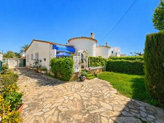 Haus in Requesens. Casa en venta en empuriabrava