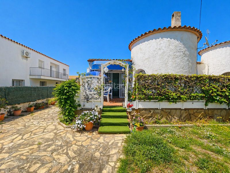 Foto a47666d0-8023-4b65-b3f3-c1de1c18a865. Casa amb aparcament a Requesens Empuriabrava