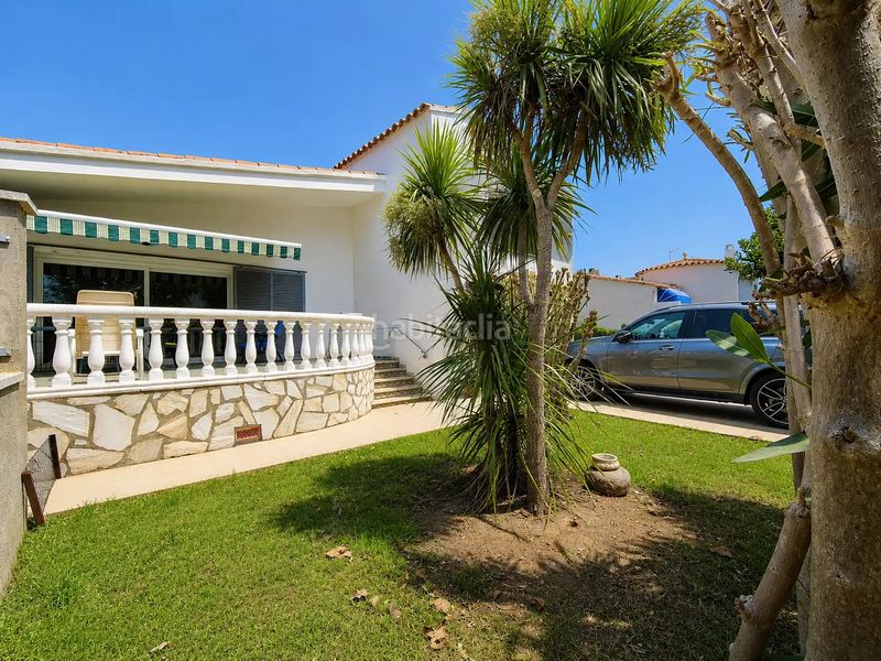 Foto b7d231ff-9f97-434d-bbdc-c89d061ace90. Casa amb calefacció aparcament piscina a Requesens Empuriabrava