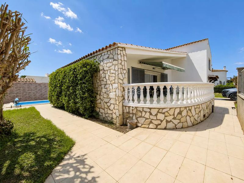 Foto c558aae5-e4ba-4b85-8fd2-e6c32d9661fc. Casa amb calefacció aparcament piscina a Requesens Empuriabrava