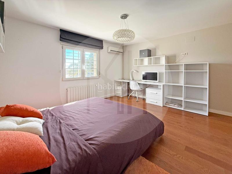 Foto 49567f53-1db4-49c2-a290-fcf5a269b122. Xalet amb calefacció aparcament piscina a Entrepinos Eliana (l´)