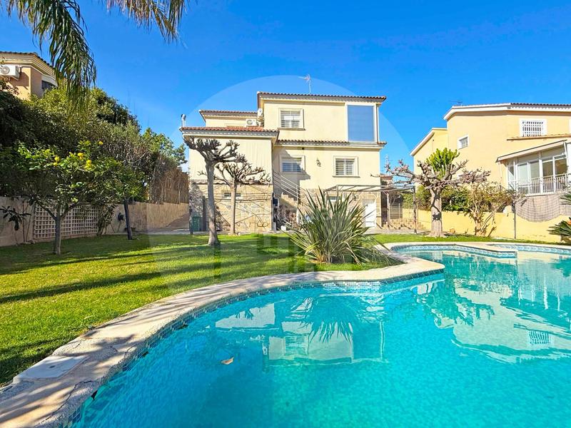 Foto 4a762648-4162-4c1b-9d27-6ab237c1c695. Xalet amb calefacció aparcament piscina a Entrepinos Eliana (l´)