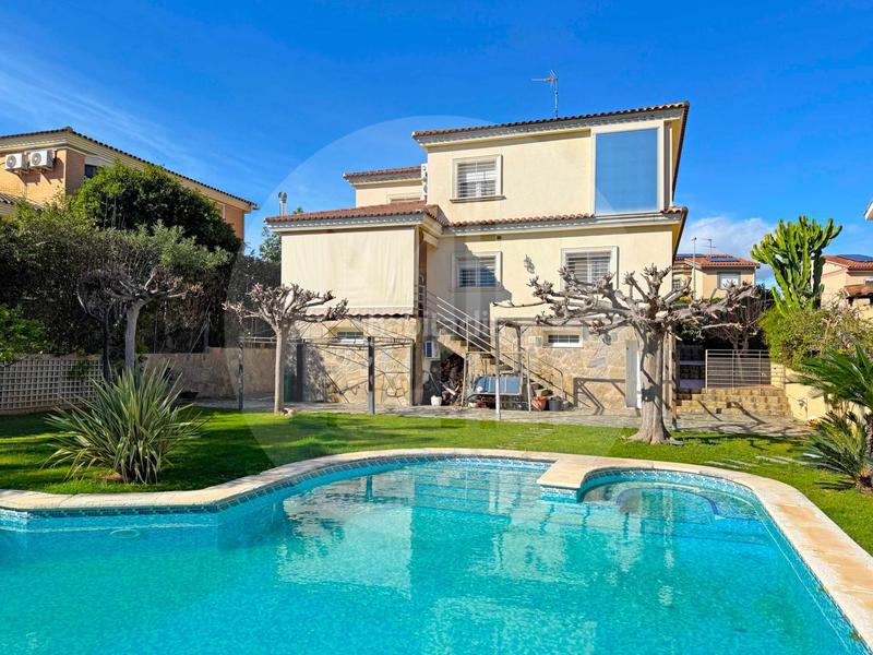 Foto a5c2ec43-9ba0-4db7-ac24-289ad0a79048. Xalet amb calefacció aparcament piscina a Entrepinos Eliana (l´)