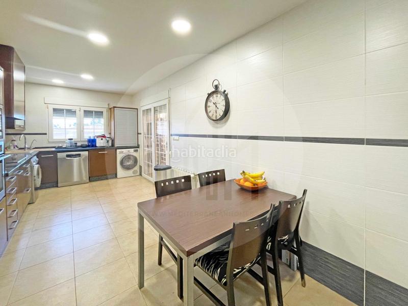 Foto e7f4ef39-61b1-4b93-b5fc-7203f18b2343. Xalet amb calefacció aparcament piscina a Entrepinos Eliana (l´)