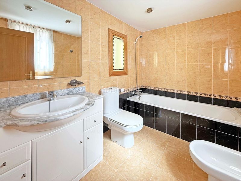 Foto 6a2ff82b-44a5-4cd9-bea1-8ac20d7442f6. Casa adossada amb aparcament a Massamagrell