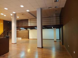 Local Comercial a Moncada. Maravilloso local comercial en venta en la av. nou d octubre. ex