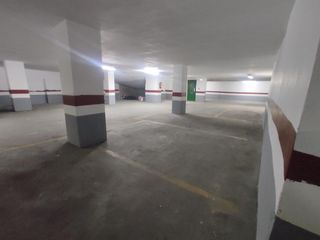Parking coche en El Carme. Plaza de garaje en ciutat vella para coche medianopequeño.