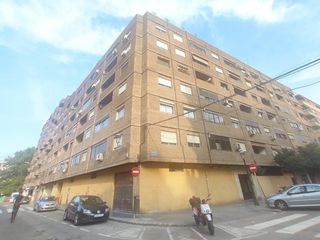 Lloguer Local Comercial a Sant Antoni. Local esquinero en bruto en la saïdia