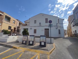 Casa aparellada a Monserrat. Casa en venta en montserrat