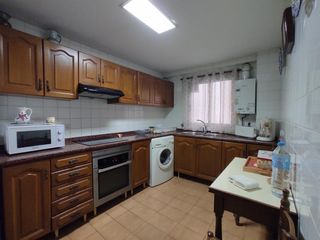 Pis a Torrefiel. Inmueble exterior de cinco habitaciones y dos baños.