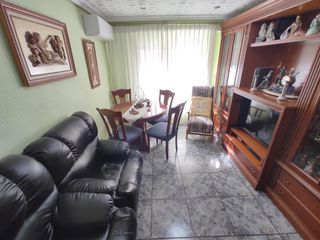 Etagenwohnung in Torrefiel. Inmueble reformado en edificio con ascensor.