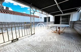 Pis a Carrer de la reina 43. Piso con chimenea, patio y terraza