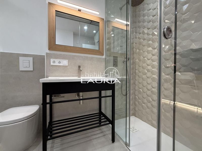 Piso inversion en centro con terraza interior en Valencia - Imagen 6