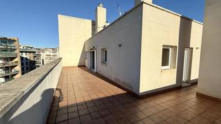 Attique  Carrer camamilla. Ático en valterna con garaje y trastero.