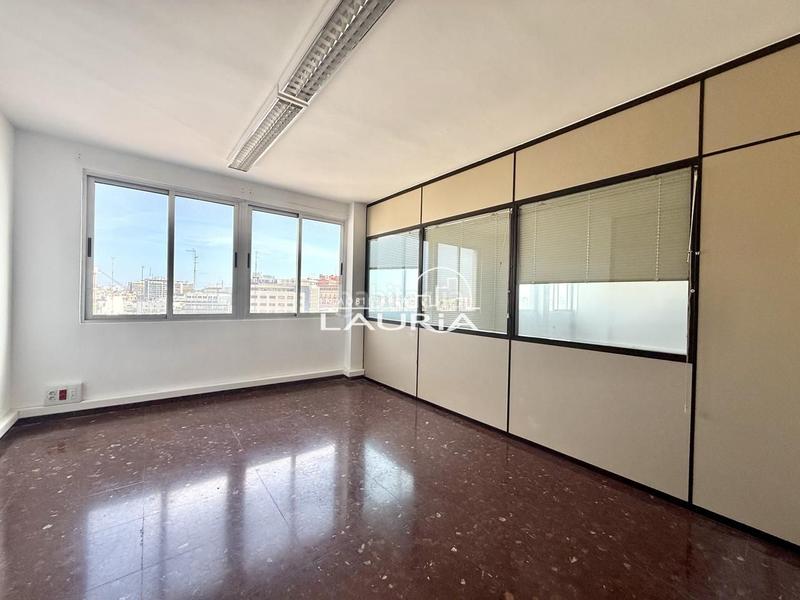 Foto df349c55-aba6-4fb4-8776-813384e48b7e. Alquiler oficina plaza del ayuntamiento en Sant Francesc Valencia