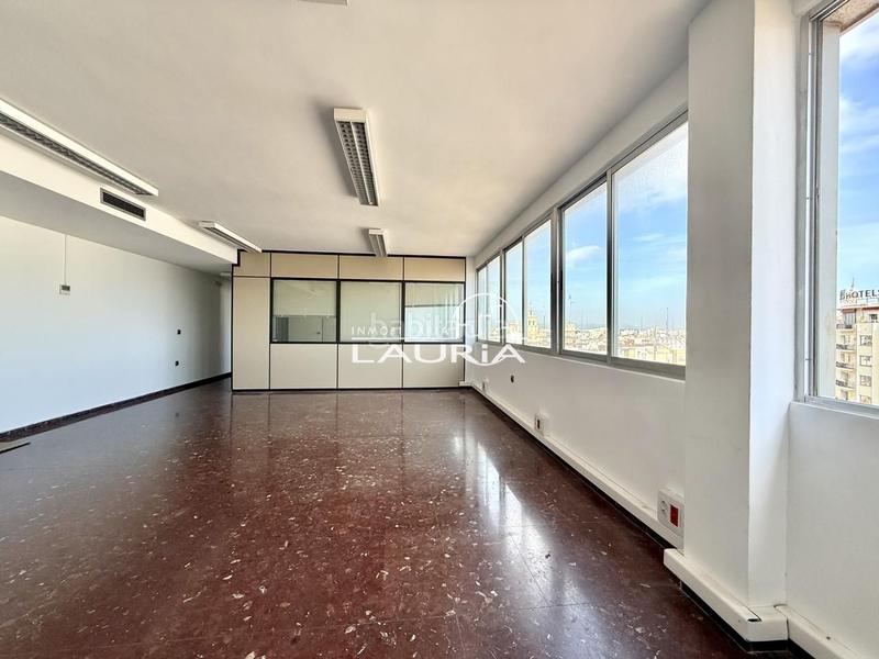 Foto eb7eb805-088a-46b8-a7cd-120a11aaf3d1. Alquiler oficina plaza del ayuntamiento en Sant Francesc Valencia