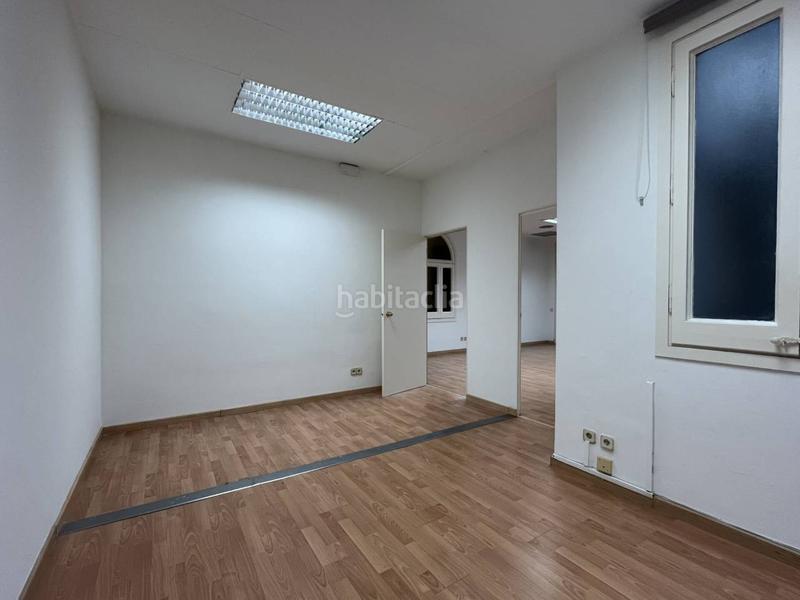 Foto dbab8e2c-399d-4dab-93b6-2910e7ae2d9d. Alquiler oficina en universitat 33 oficina en alquiler en la dreta de leixample08007 en Barcelona