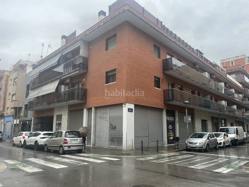 Foto 79a6bef6-d67c-44e3-9bc7-ab5f5eee8819. Lloguer local comercial a calle general weyler 121 a Badalona