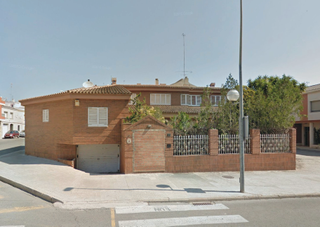 Casa a Calle sebastia joan arbó 88. Chalet para reformar