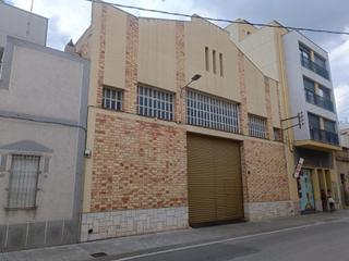 Lloguer Local Comercial a Grau - Quintanes. Amplio almacén en el centro, ideal para cualquier negocio