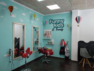 Local Comercial a Zona Hospital. Una peluqueria en funcionamiento, gran local completamente amobl