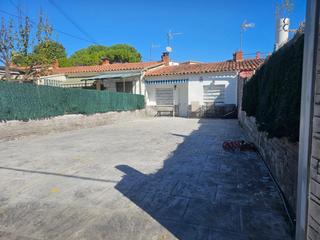 Casa  Carrer de la camèlia. Casita acogedora en mas den gall