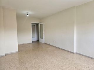 Pis  Carrer carrer pau font. Amplio piso en esparreguera, ideal para entrar a vivir