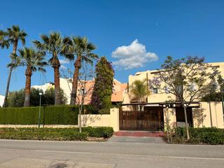 Maison jumelée à Avinguda mila reial 41. Adosado en betera