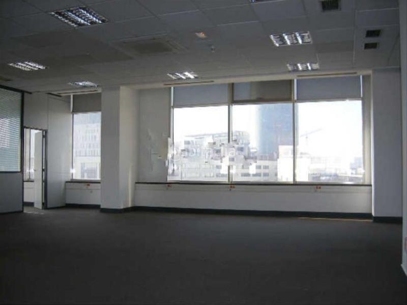 Foto c0befe21-ca90-423b-9251-0b23483b4b47. Alquiler oficina exclusivo espacio les glories en Barcelona
