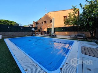 Casa a schiera in Poble. Casa adosada con piscina privada