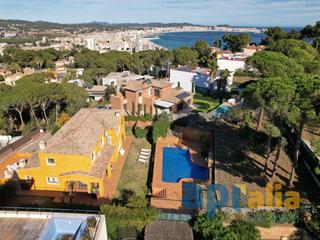 Xalet  Carrer domènech i muntaner. Exclusiva casa en st. antoni de calonge