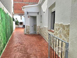 Maison jumele dans Vilartagues-Tueda de Dalt. Casa de pueblo en planta baja con patio y garaje