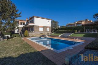 Casa adossada a Carrer de can sureda 8. Casa en palau con jardin y piscina