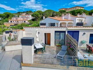�tic a Carrer de llevant 21. Atico con terraza y piscina a 350m de la playa