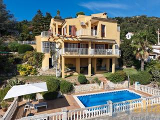 Xalet  Carrer del berguedà. Casa con piscina en mas ambros (calonge)