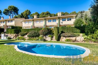 Casa adossada a Cam� de les penyes 195. Casa adosada con vistas a mar y piscina (licencia turistica)