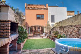 Casa adosada  Carrer de sant martirià. Casa de pueblo reformada con patio a 500m de la playa