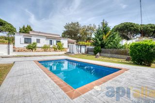 Chalet  Carrer del pla de la pinassa. Casa en planta baja con jardín y piscina en bell lloc sta. crist