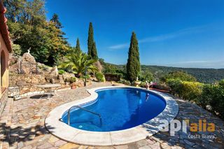 Chalet  Carrer basilea. Casa con vistas al mar y apartamento de invitados