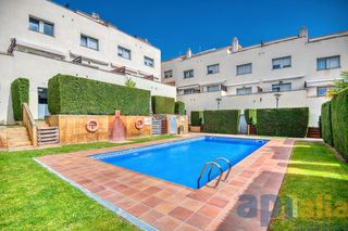 Casa adosada  Carrer de logroño 46. Casa adosada con jardin y piscina comunitaria