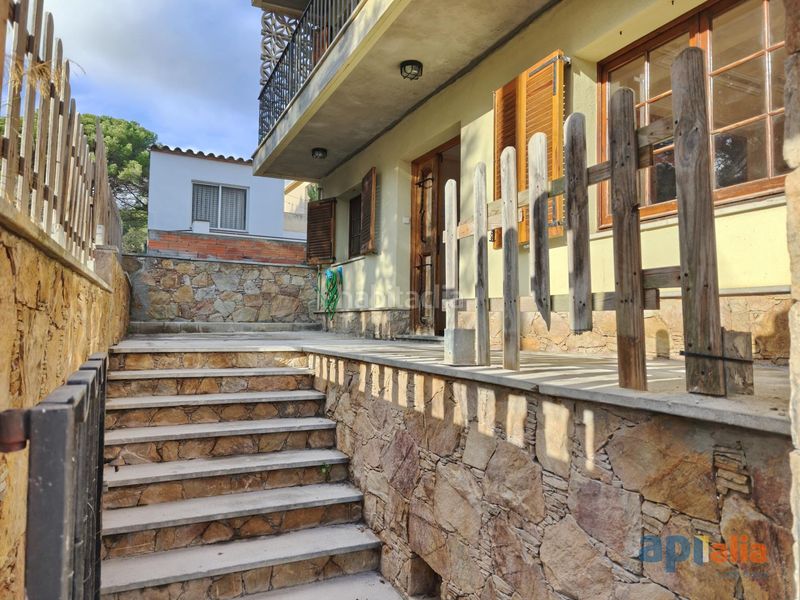 Foto bda1bcd6-aa29-4872-ae8a-9a00556bdc45. Casa adossada a carrer galceran de requesens 24 a Calonge