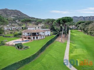 Chalet  Carrer de la mare de deu de montserrat. Casa en golf costa brava