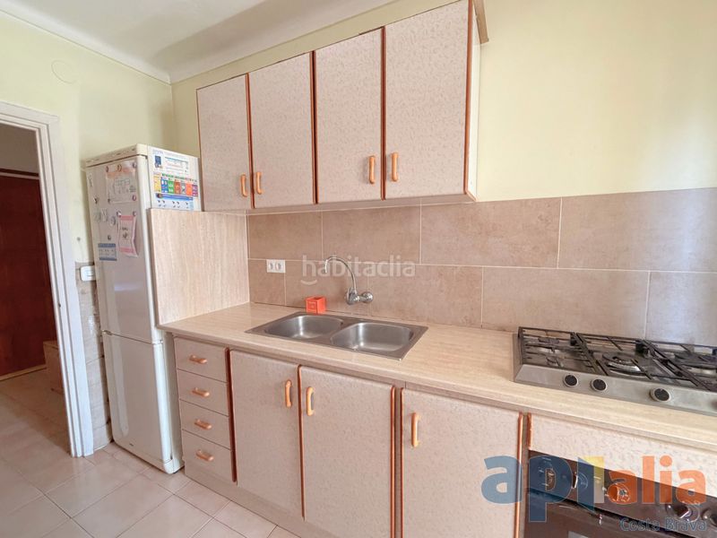 Foto 01f484bd-3118-4626-a444-e687036dbbb9. Pis a carrer de la sala 28 a Poble Calonge