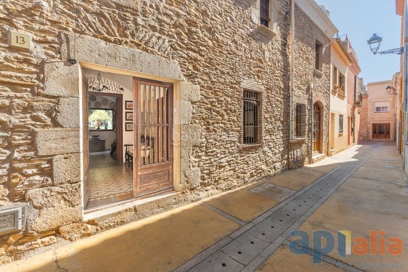 Foto 8580c0f0-c8f1-4719-bd38-d3c679da0896. Casa adossada amb xemeneia a Begur Begur