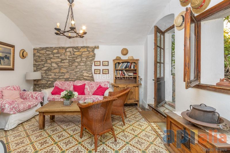 Foto c560aa16-3154-408f-ae8f-ecec7d620f4b. Casa adossada amb xemeneia a Begur Begur