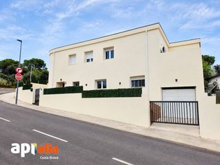 Chalet in Carrer de santa cristina 1. Casa de obra nueva con jardín en (mas pere) calonge